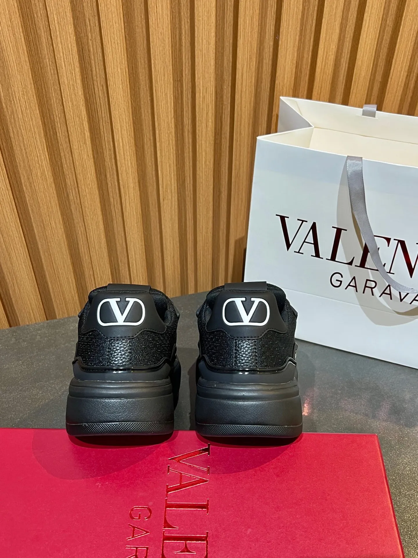 Men's men's shoes 💰640 VLNT Valentino 𝑶𝒏𝒆𝑺𝒕𝒖𝒅 Couple's sneakers series Valentino 2025 latest couple's sneakers, same style for celebrities, hot sale. Original ZP purchase and dismantling. Repeated pattern making and modification. Trying to restore 1:1 original version! Top luxury masterpiece, soft and comfortable, breathable and light, combines fashion and leisure, brings excellent and elegant texture and excellent on-foot comfort. Top purchasing version upper: imported high-end breathable mesh/original oil edge craftsmanship. Inner: imported mesh. Outsole: original development 𝐓𝐏𝐔 two-color combination outsole. Packaging: original configuration complete package. Code number: 35/44 (customized 45 46). Can be customized (self-labeled - no label) order.